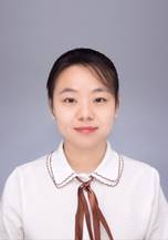 穿著襯衫的小孩 描述已自動生成